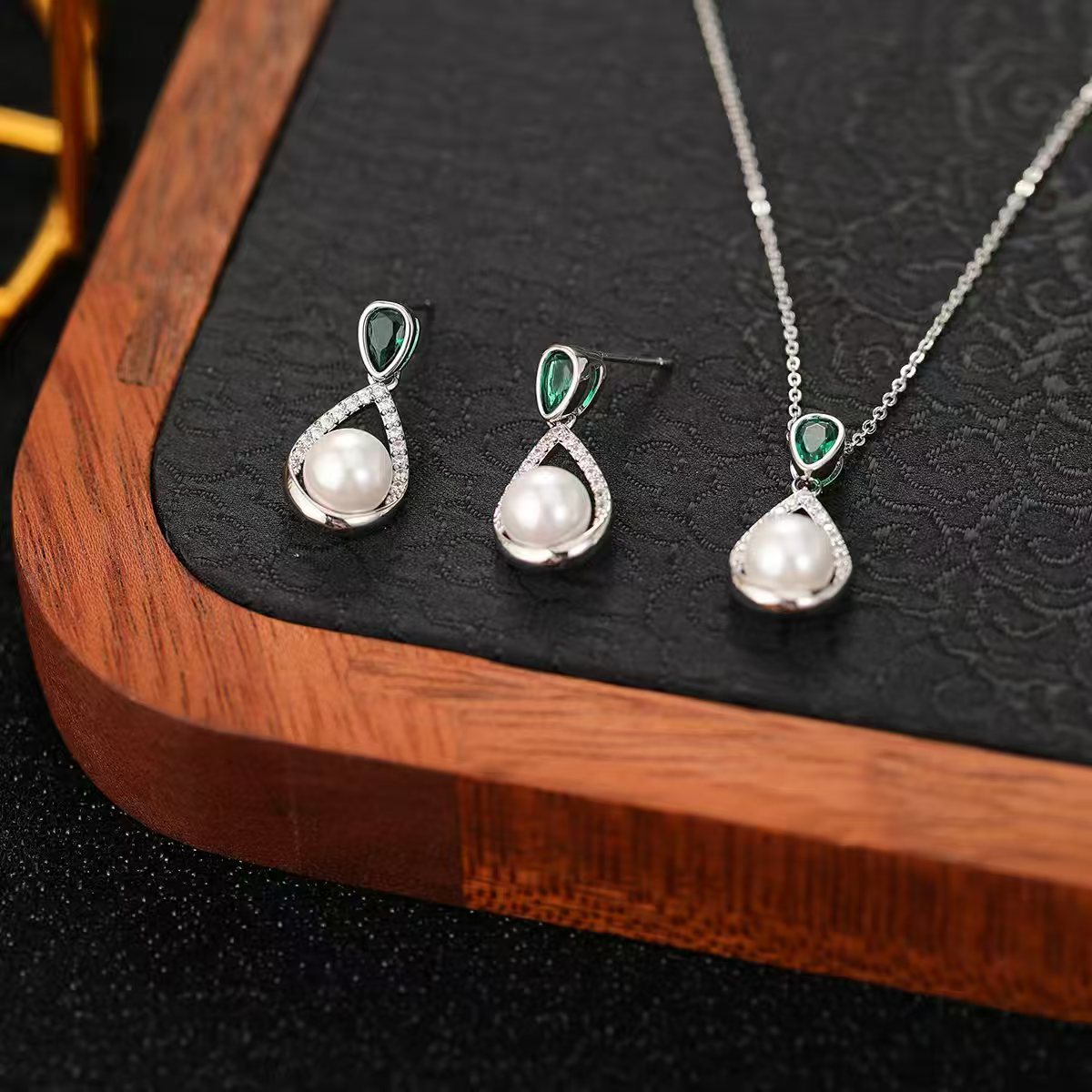 Emerald Pearl Drop Silver Set