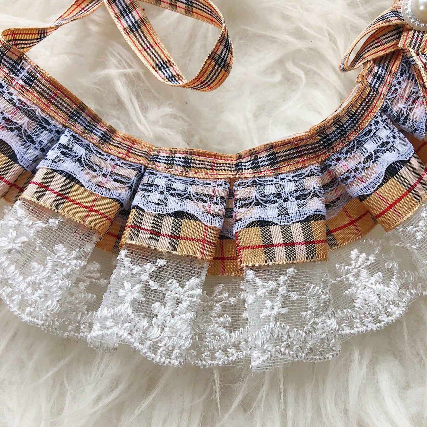 Deluxe lace necklace